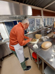 Bert is druk bezig met snijden
